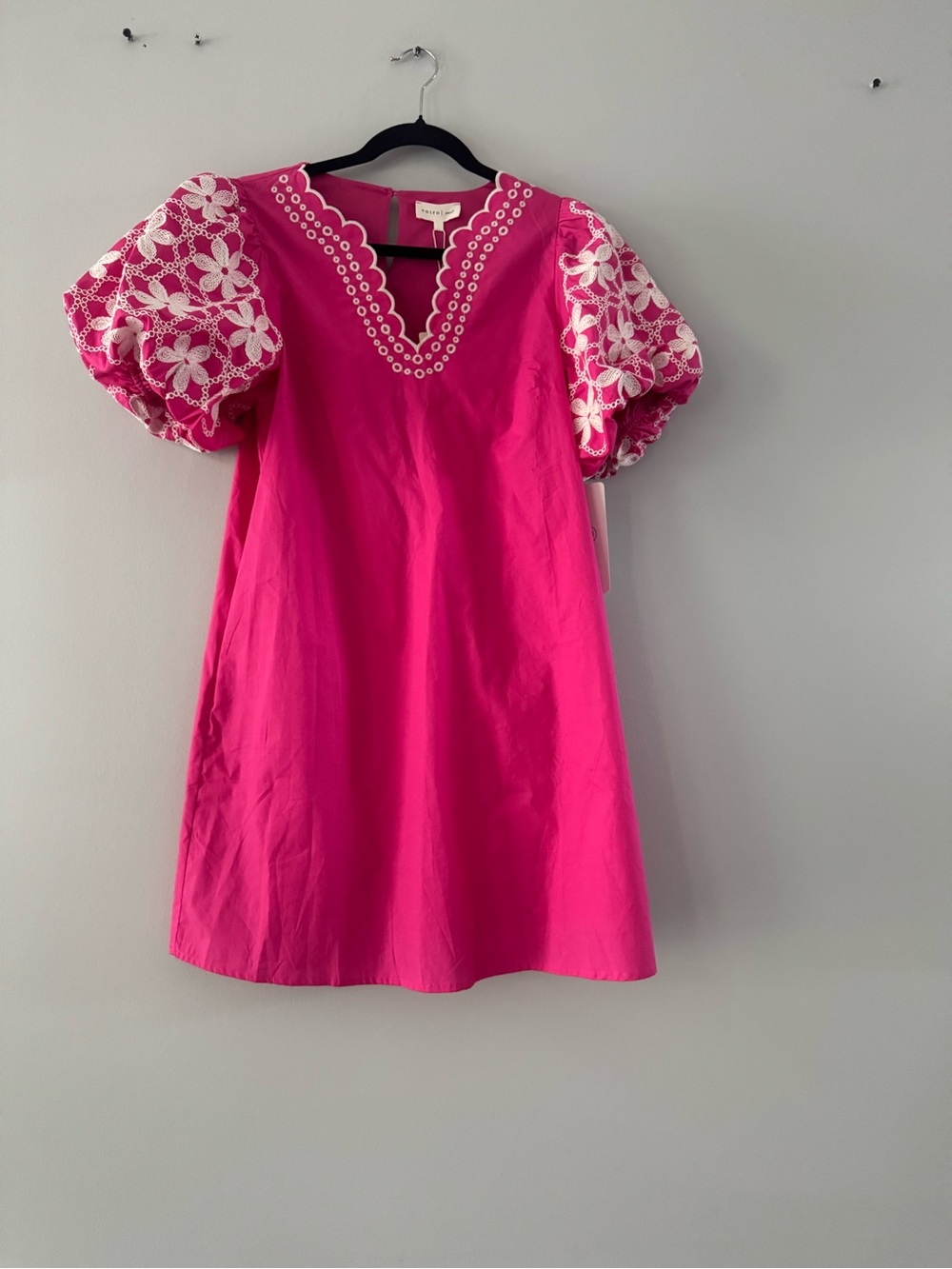 entro Hot Pink Scalloped Embroidered V-Neck Top